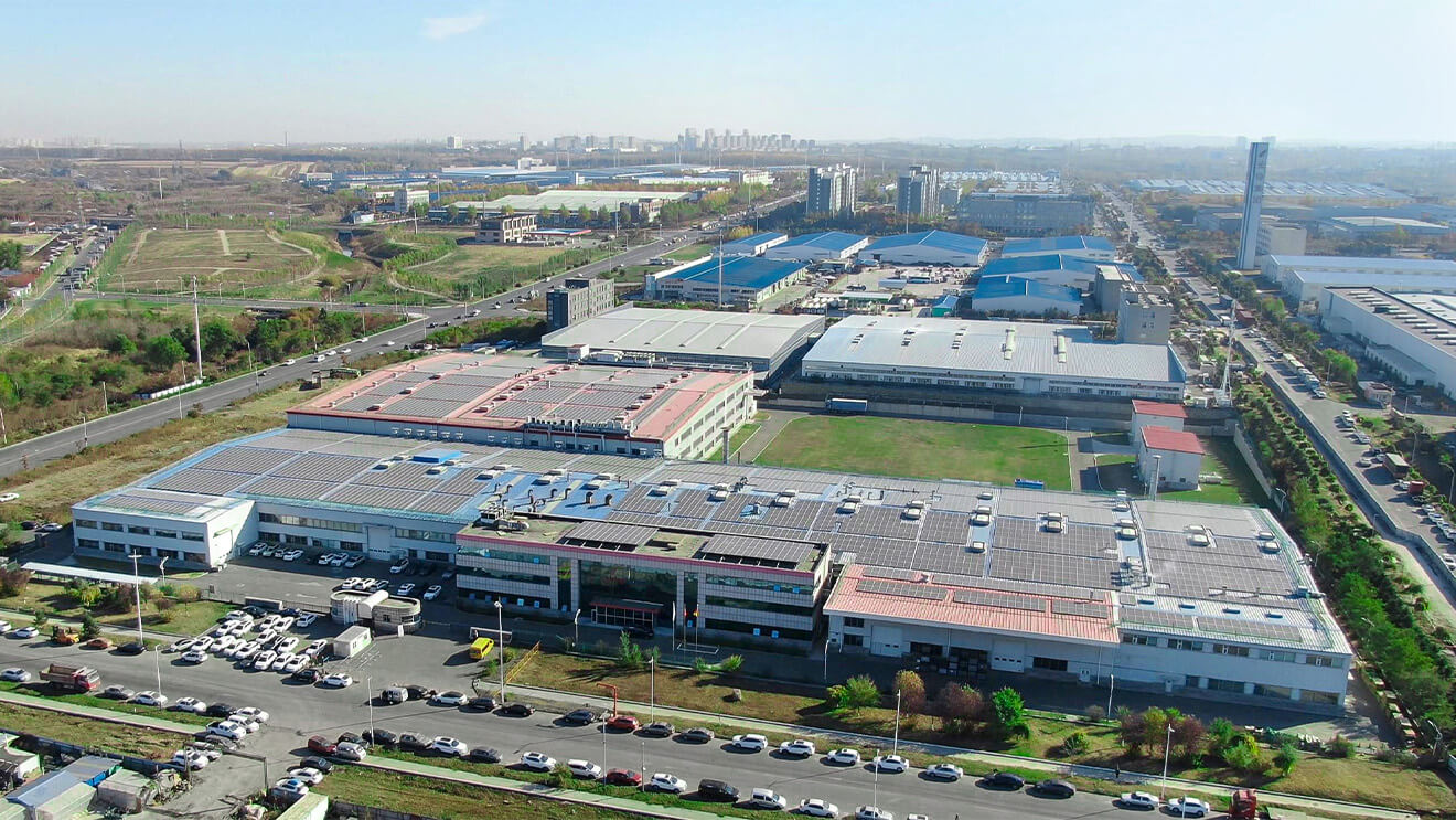 Auf den Dächern des chinesischen Produktionsstandorts in Changchun errichtete ElringKlinger eine Photovoltaikanlage, die jährlich rund 2.920.000 kWh Strom produziert.