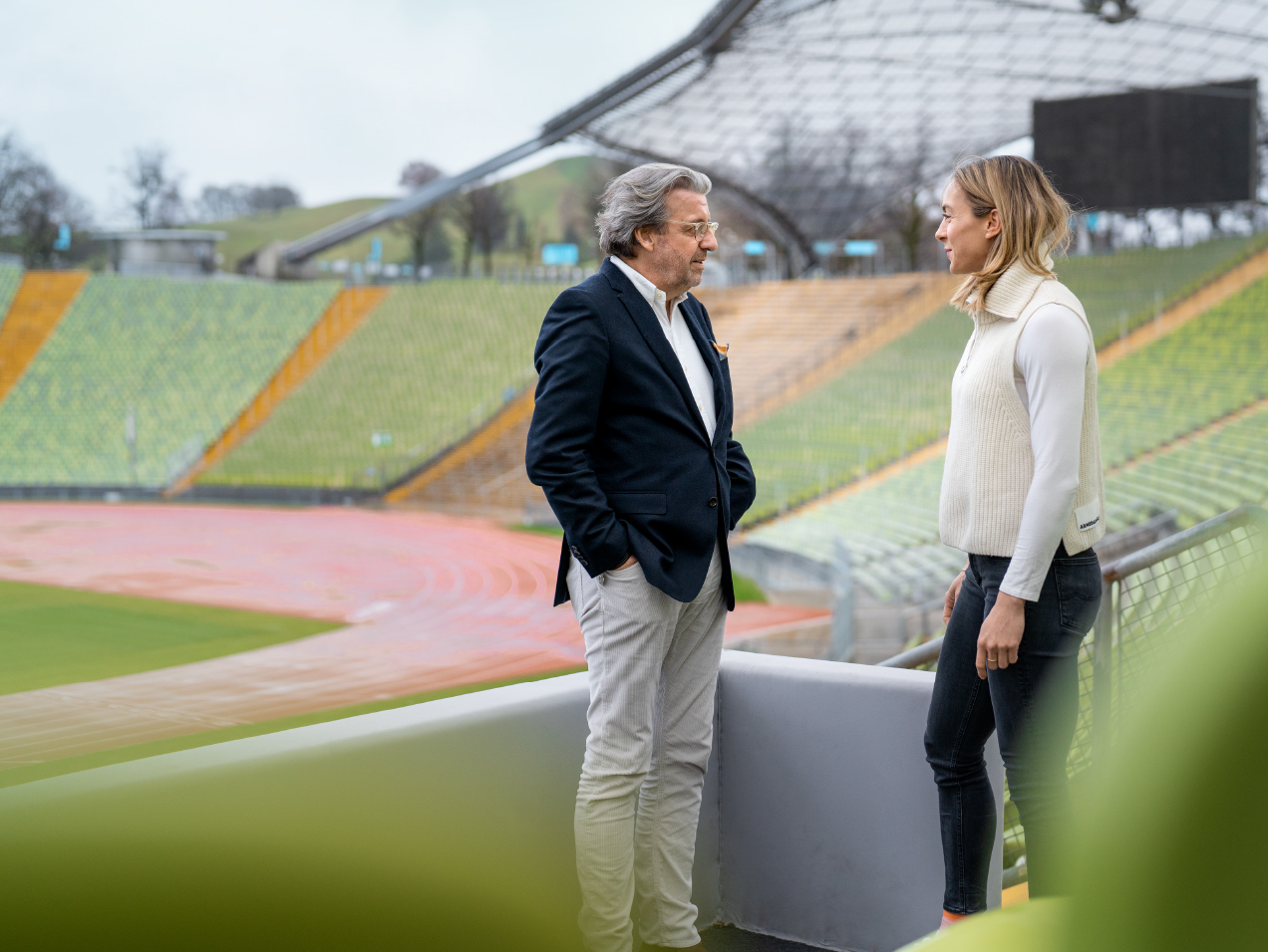 Dr. Stefan Wolf und Alexandra Burghardt treffen sich zum Gespräch im Münchner Olympiastadion. An dieser Stelle gewann die Sprinterin 2022 Staffelgold bei den Europameisterschaften.